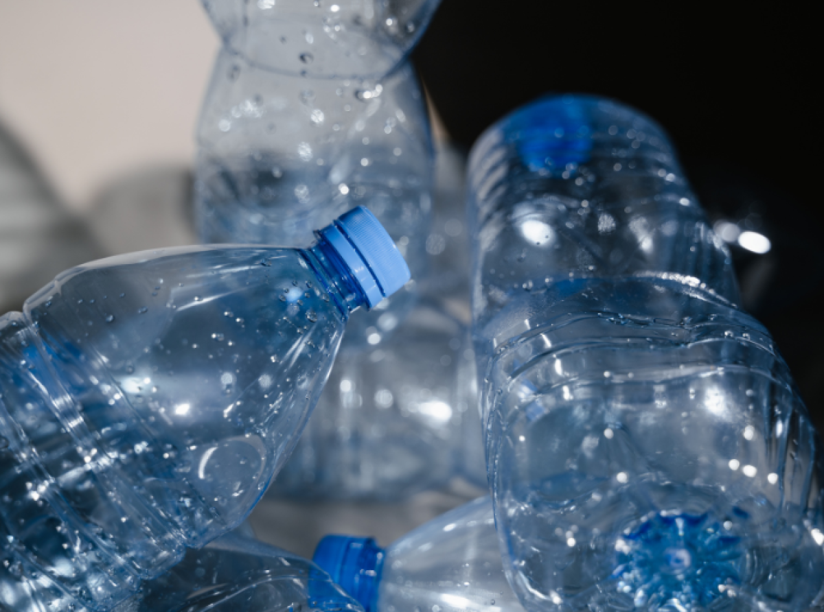 Avery Dennison presenta la primera etiqueta RFID reciclable para envases de PET