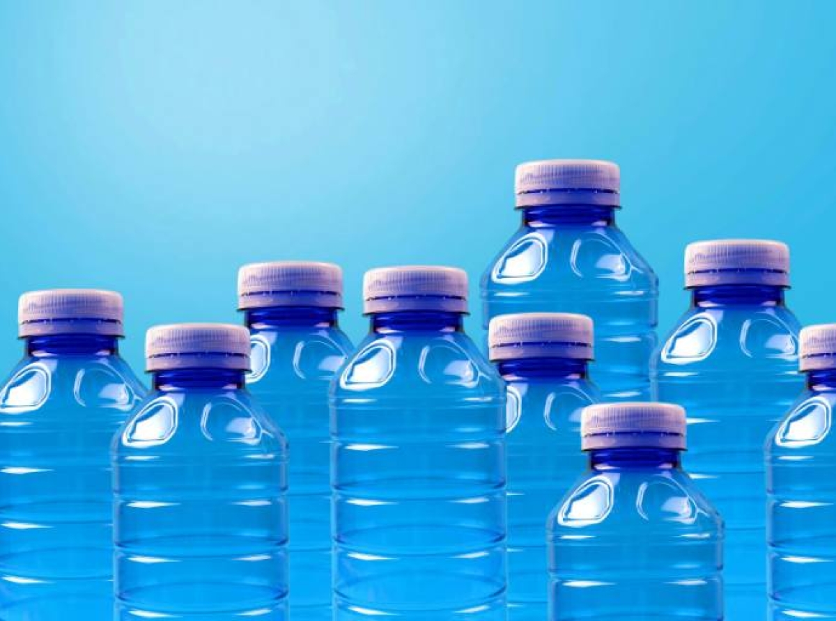 Henkel desarrolla un nuevo adhesivo termofusible para el etiquetado de botellas de PET
