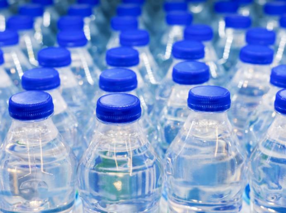 La alerta por el brote de una bacteria se amplía a estas botellas de agua mineral: evita consumirlas